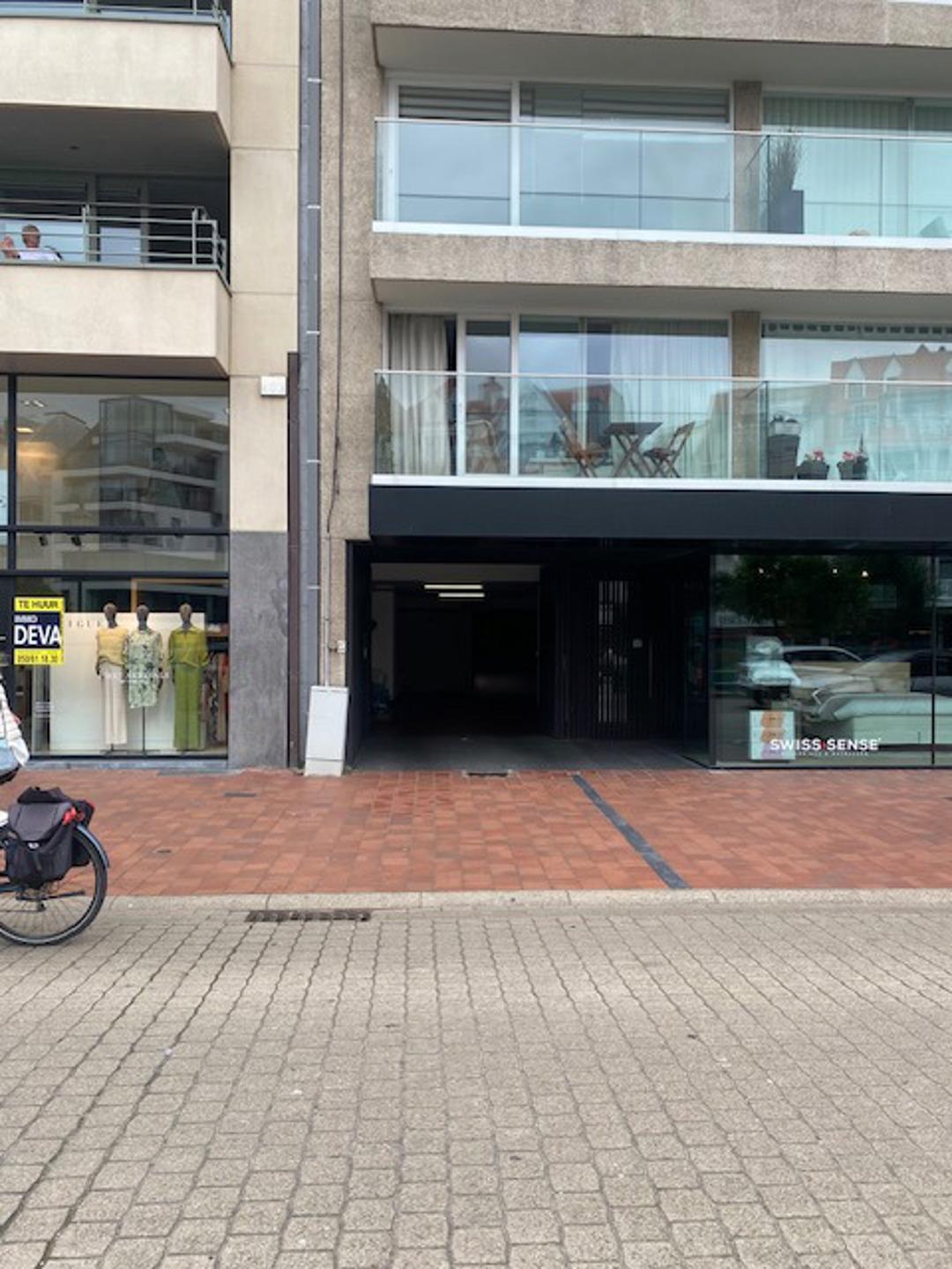 Vlot toegankelijke parkeerplaats op -1 in de Res. Majestic.