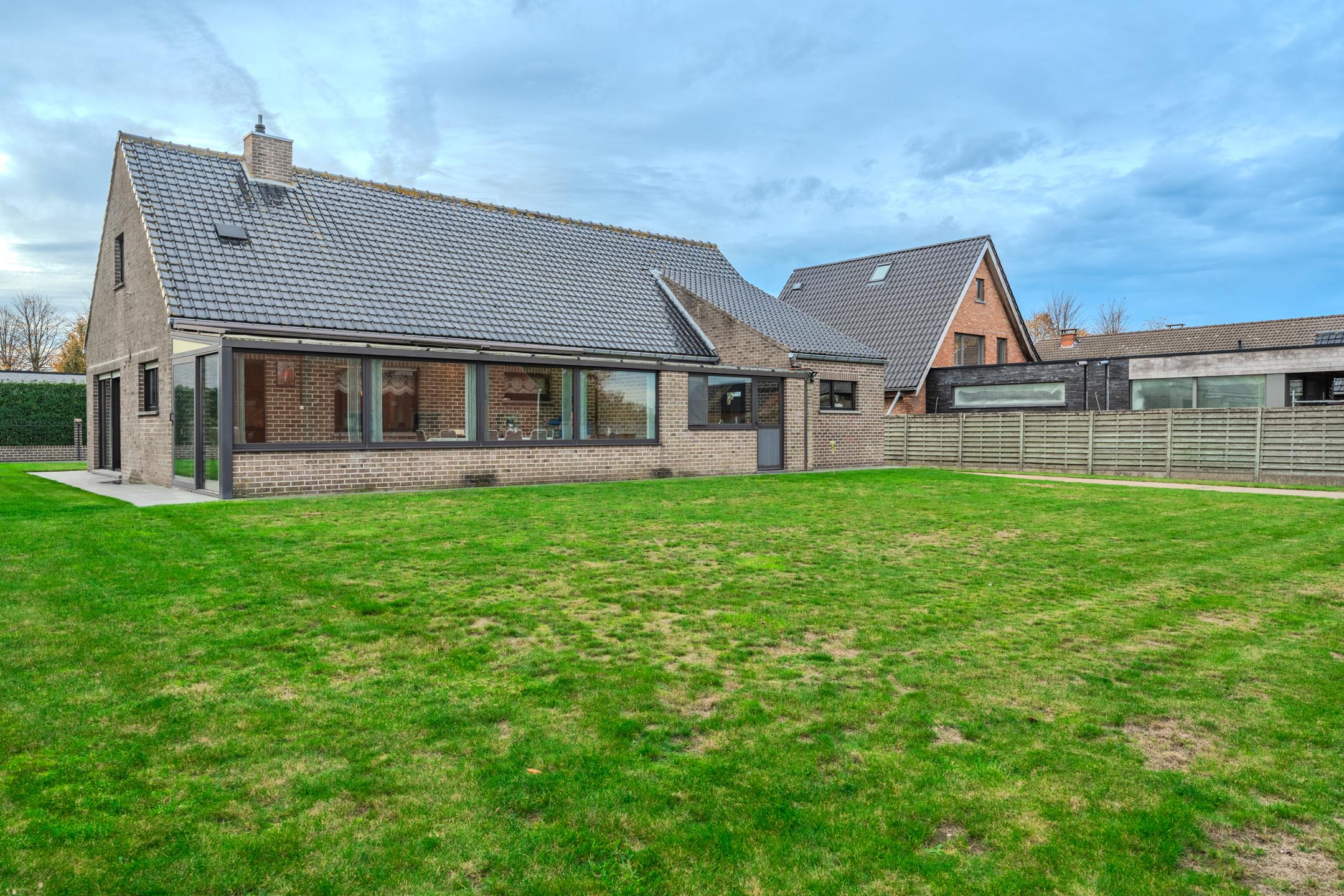 TE KOOP – Villa met atelier/werkplaats in Zerkegem